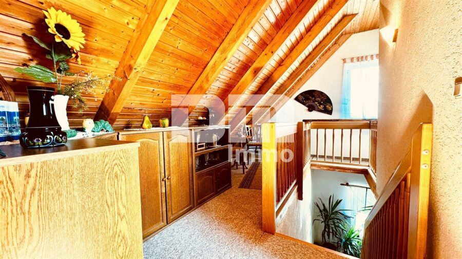 Schönes Mehrfamilienhaus geteilt nach WEG mit umfangreichen Nutzflächen und Traumgrundstück - 3.OG / DG Flur / Diele / Treppenaufgang